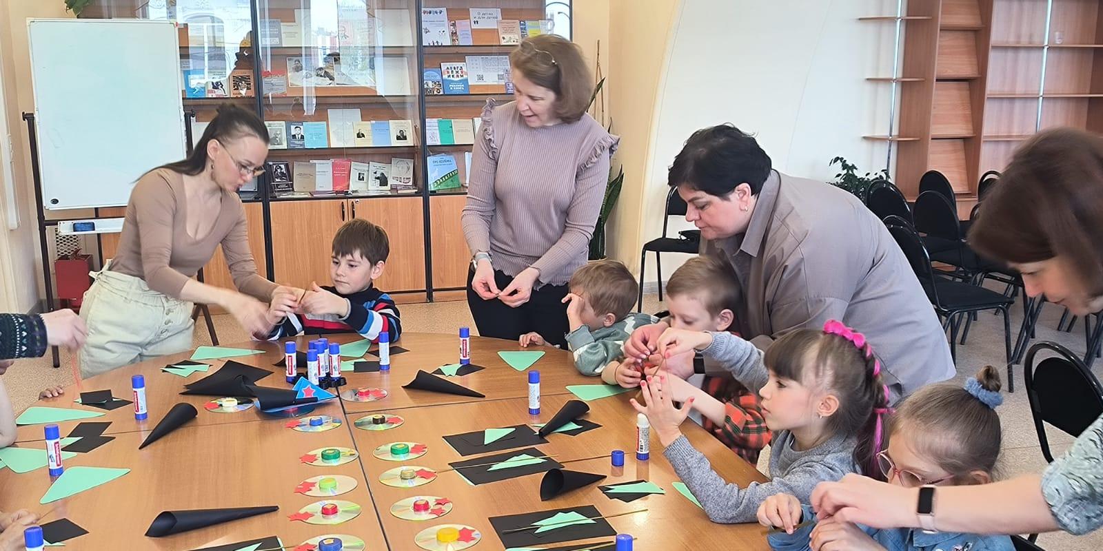 Творческое занятие «Мундир для героя»