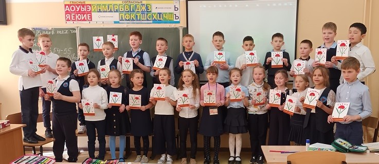 Первоклассники школы № 3 изготовили открытки ко Дню Победы
