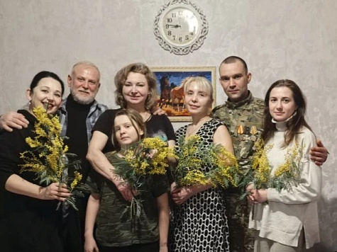 Представители Пушкинской библиотеки и участник СВО поздравили женщин из волонтерской организации «Друзья Чебурашки»